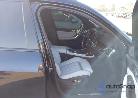 2026 BMW X7 xDrive40I z USA, uszkodzony, nr VIN 5UX23EM06T9082158